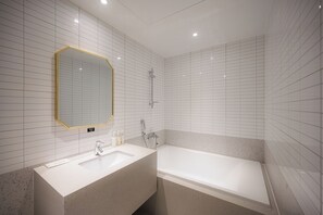 Grand Twin kamer | Badkamer | Gratis toiletartikelen, een haardroger, badjassen, een bidet
