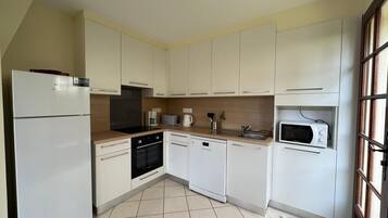 Réfrigérateur, micro-ondes, four, plaque de cuisson