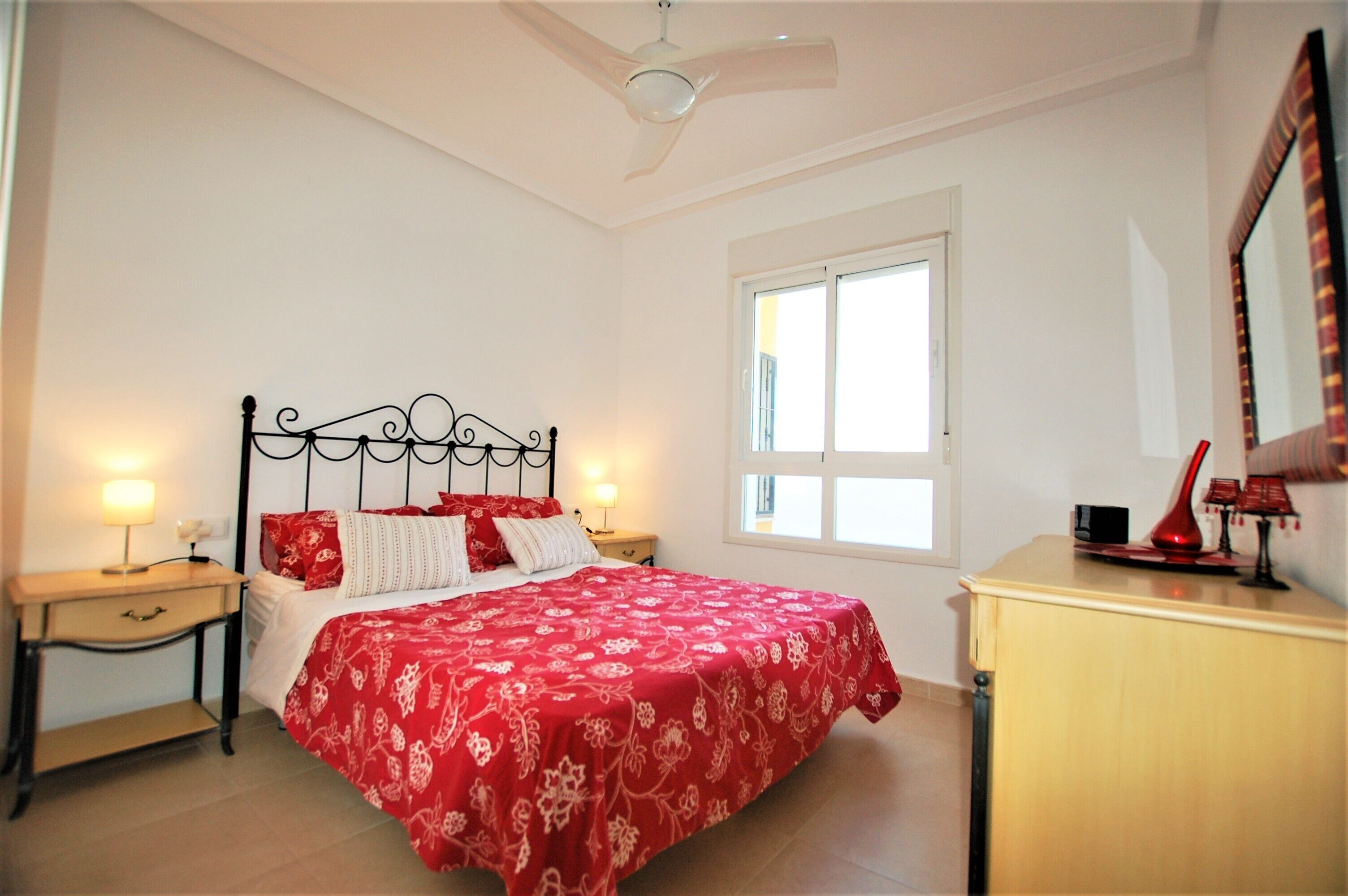 2 室のベッドルーム、WiFi (無料)、ベッドシーツ