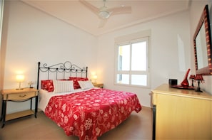 2 bedrooms, free WiFi, bed sheets - 'Very Nice Apartment with Sea Views', Shared Pool & Wi-Fi (Orihuela Costa)