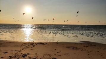 Vlak bij het strand, ligstoelen aan het strand