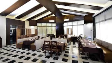 供應早餐、午餐和晚餐,國際料理