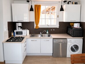 Kjøleskap, mikrobølgeovn, ovn og kokeplater