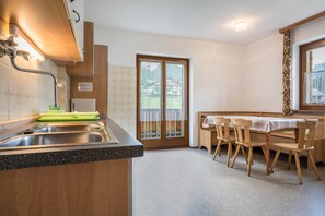 Kühlschrank, Ofen, Herdplatte, Wasserkocher mit Kaffee-/Teezubehör