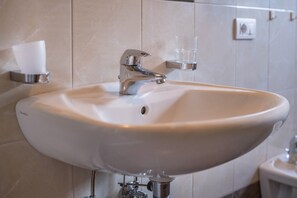 Douche, serviettes fournies
