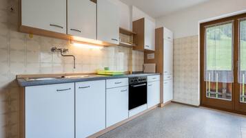 Jääkaappi, uuni, liesi, kahvin-/teenkeitin