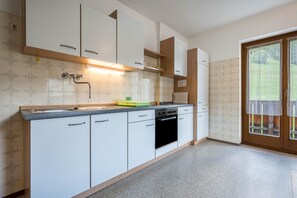 Kühlschrank, Ofen, Herdplatte, Wasserkocher mit Kaffee-/Teezubehör