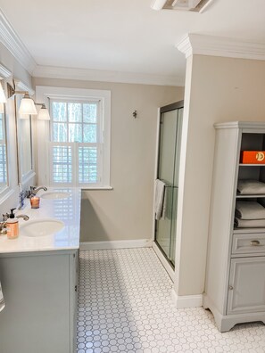 Combined shower/tub