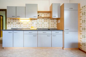 Fridge, stovetop, coffee/tea maker, electric kettle