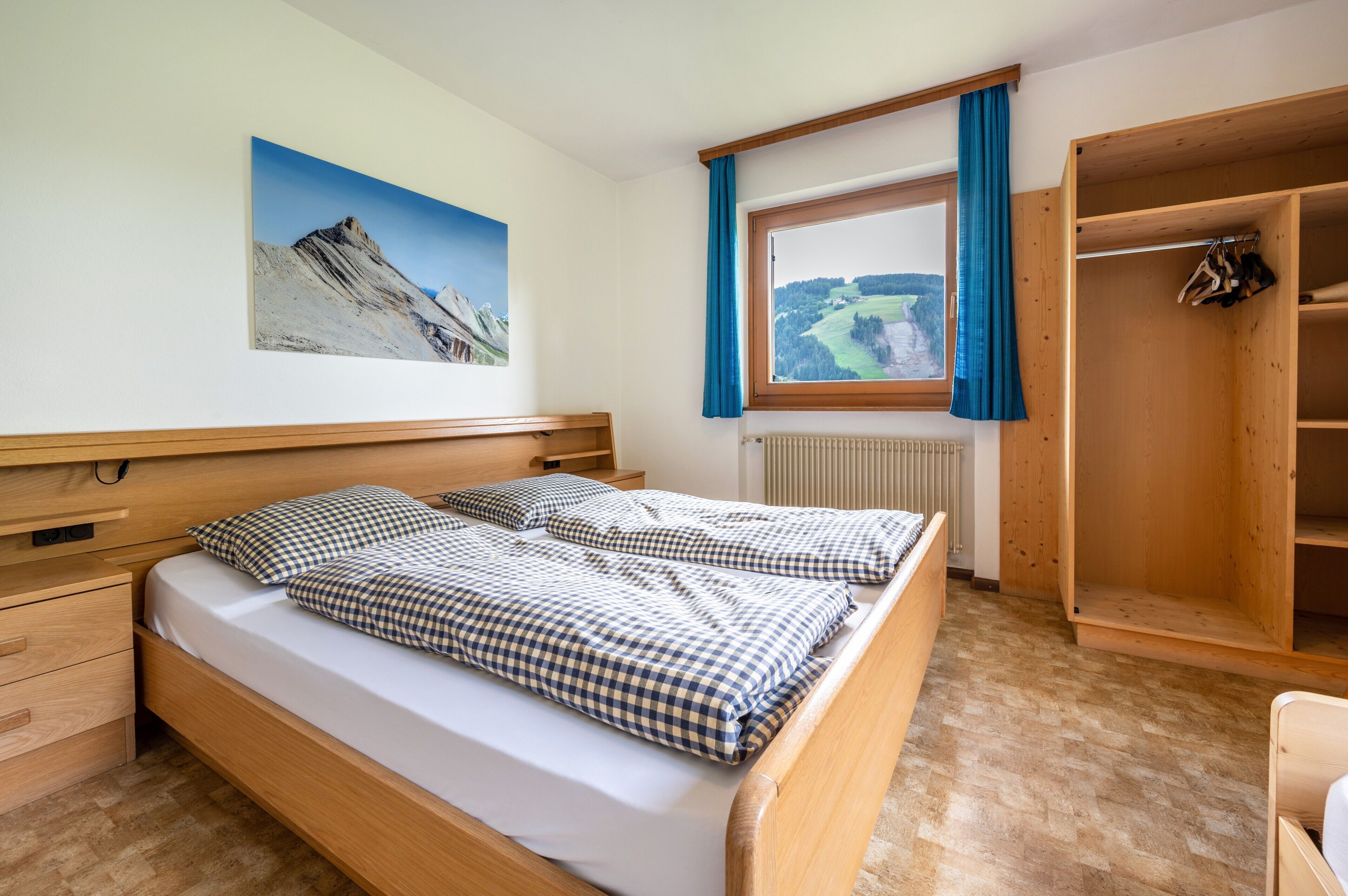 3 室のベッドルーム、WiFi (無料)、ベッドシーツ