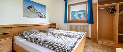 3 室のベッドルーム、WiFi (無料)、ベッドシーツ