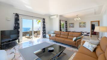 Fernseher, DVD-Player, Stereoanlage