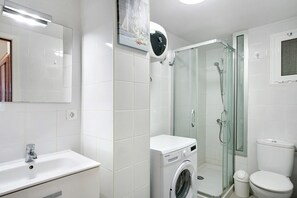 Chuveiro, secador de cabelo, toalhas de banho 