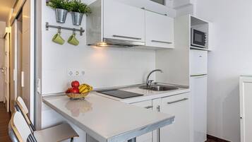 Een koelkast, een magnetron, een kookplaat