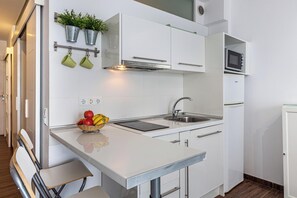 Jääkaappi, mikroaaltouuni, liesi, kahvin-/teenkeitin