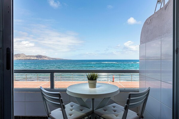 Outdoor dining - Vacation Home "En la Playa 105" with Sea View, Terrace & Wi-Fi (Las Palmas De Gran Canaria)