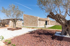 Property grounds - Beautiful Finca "Son Quillot 1" with swimming pool and garden (Ariany)