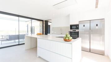 Een koelkast, een oven, een kookplaat, een vaatwasser