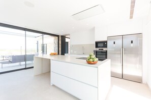 Refrigerador, horno, placa de cocina, lavavajillas