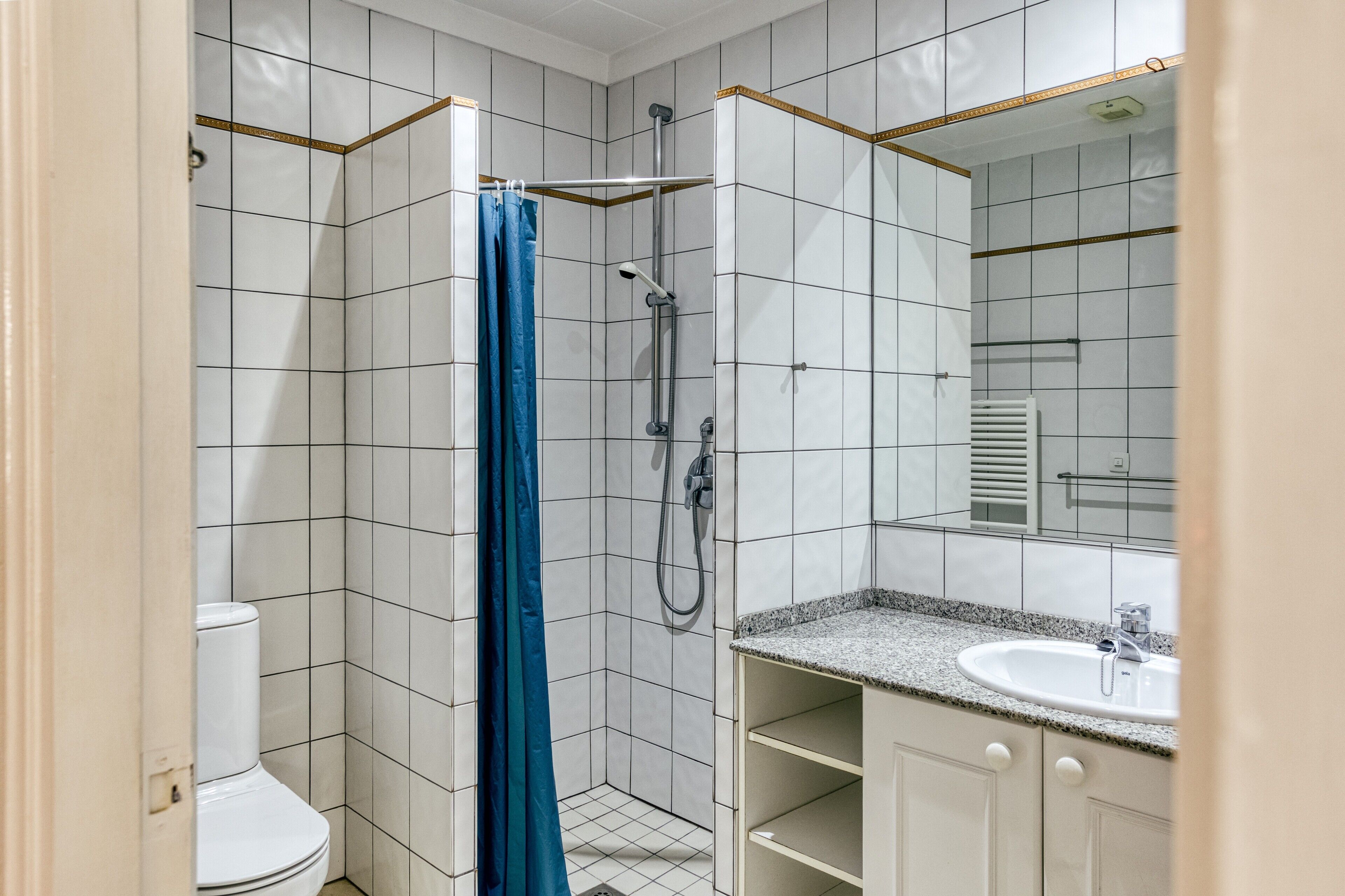 Douche, sèche-cheveux, serviettes fournies