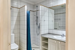 Ducha, secador de pelo y toallas