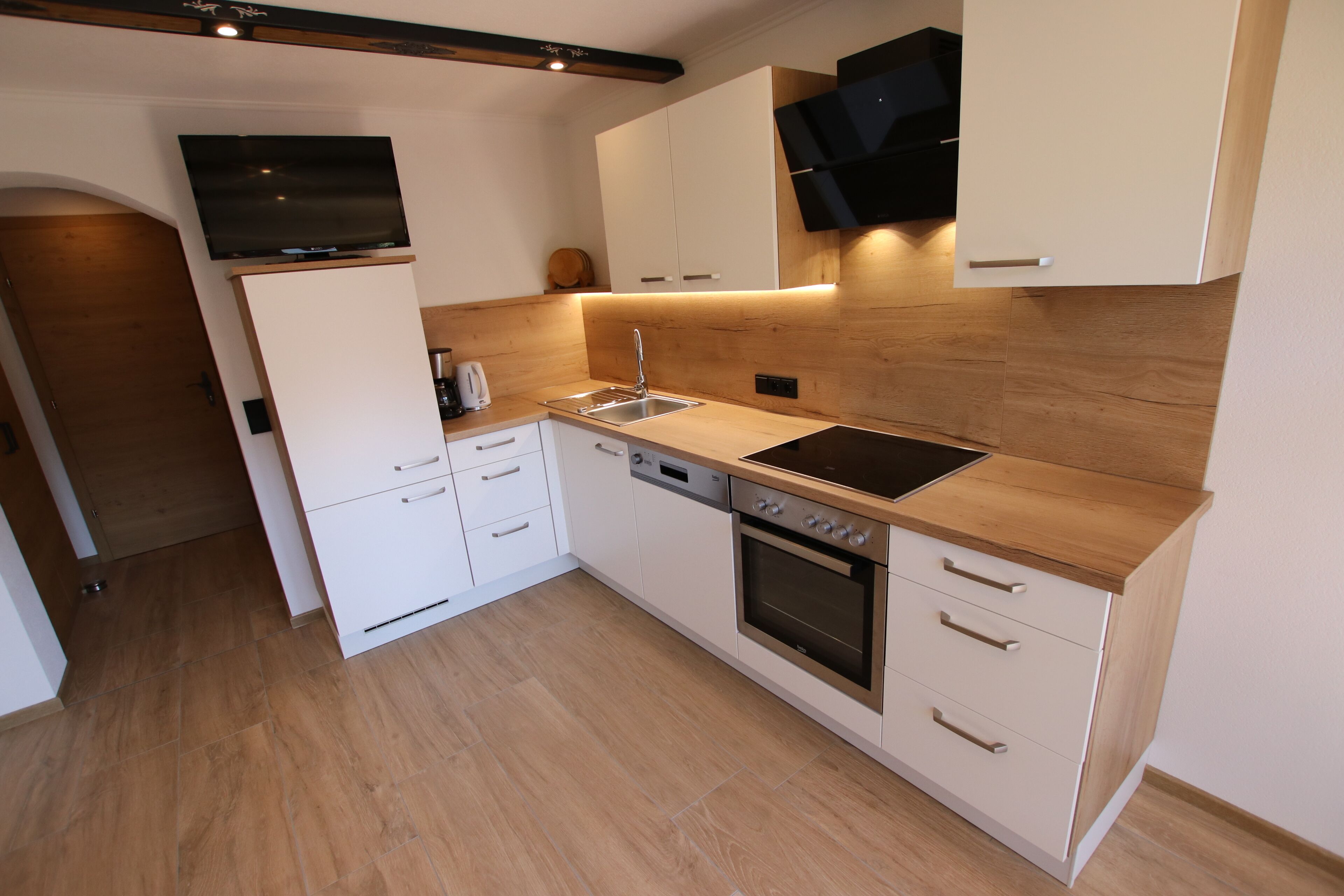 Frigorifero, piano cottura, lavastoviglie, macchina per tè/caffè