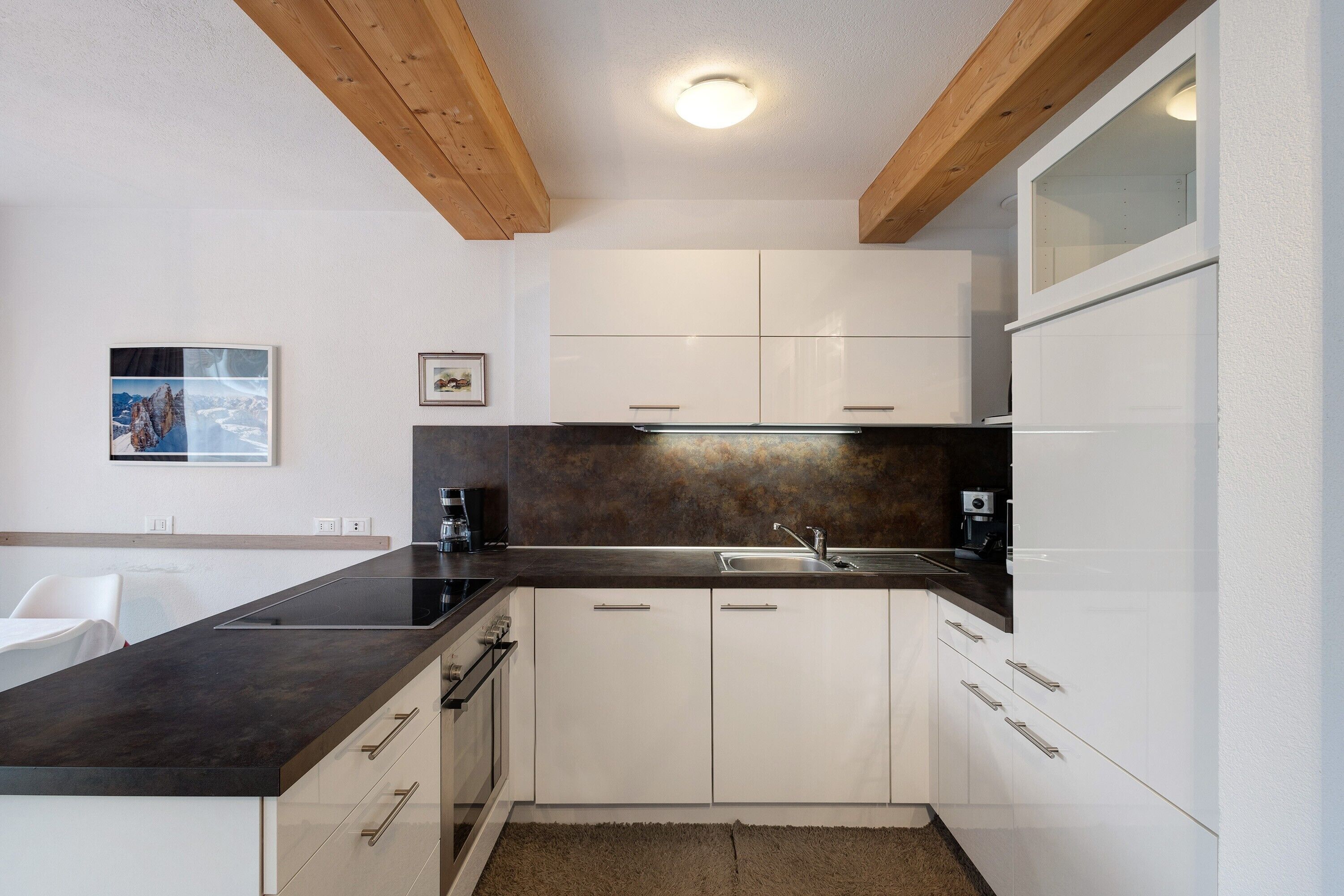 Réfrigérateur, surface de cuisson, cafetière-théière