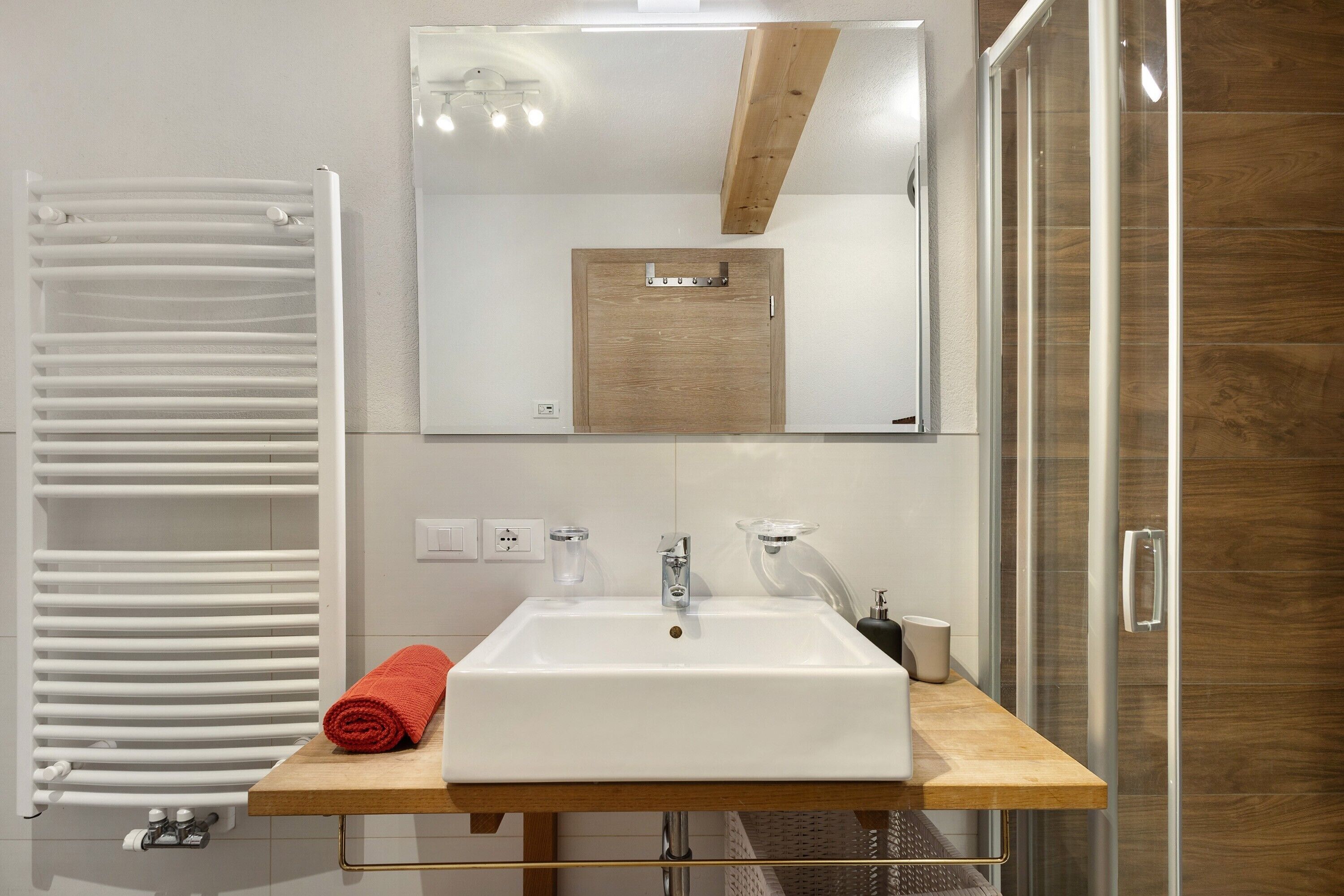 Douche, séchoir à cheveux, serviettes fournies