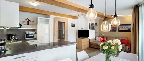 ثلاجة، موقد طهي مسطح، ماكينة لصنع القهوة/الشاي، غلّاية كهربائية