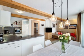 Een koelkast, een kookplaat, een koffiezetapparaat/waterkoker