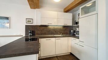 Fridge, stovetop, coffee/tea maker, electric kettle