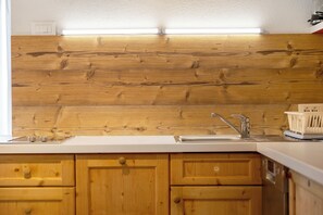 Réfrigérateur, micro-ondes, plaque de cuisson, lave-vaisselle