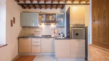 Een koelkast, een oven, een kookplaat, een koffiezetapparaat/waterkoker