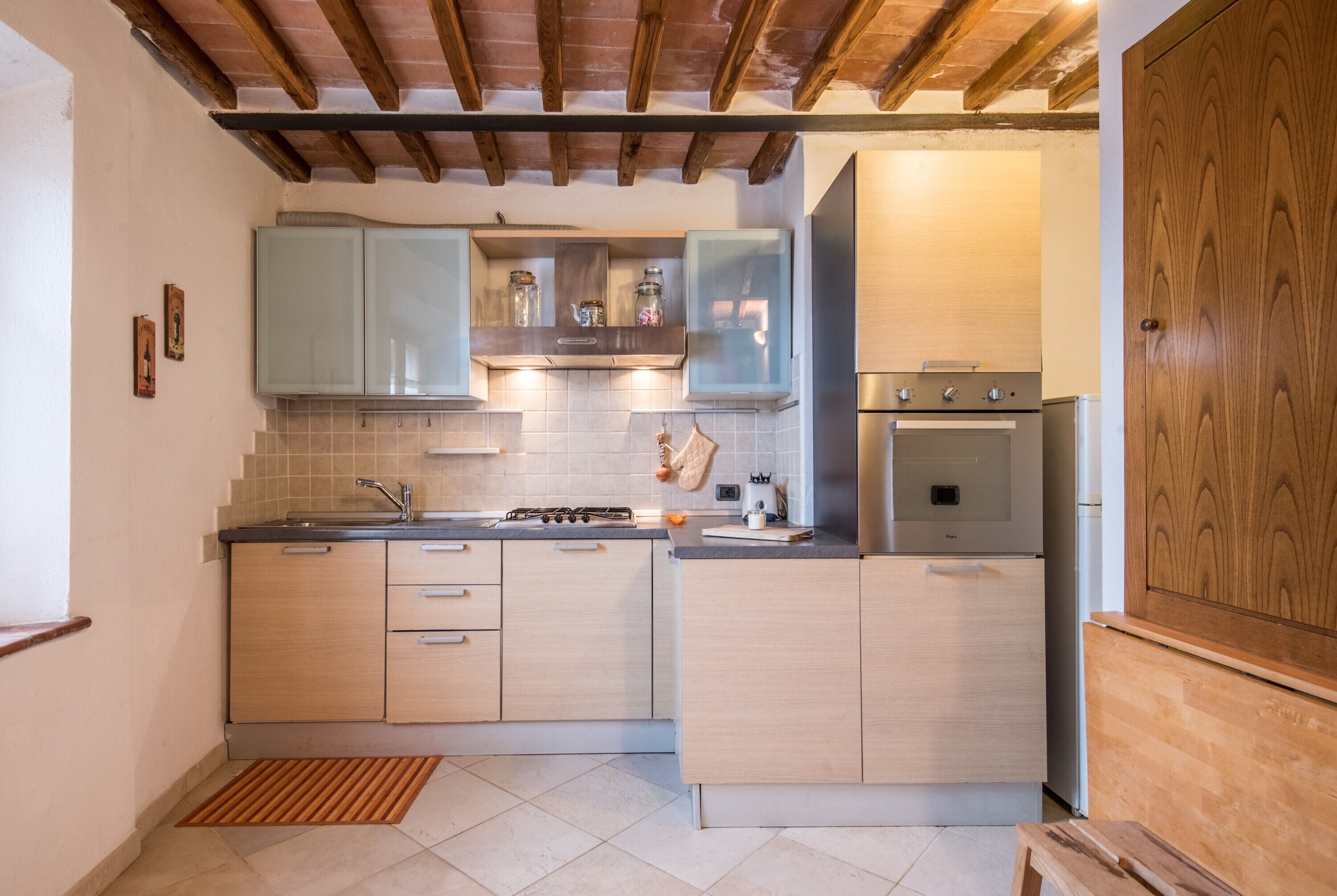 Kühlschrank, Ofen, Herdplatte, Wasserkocher mit Kaffee-/Teezubehör