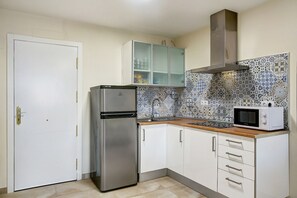 Kühlschrank, Mikrowelle, Herdplatte, Wasserkocher mit Kaffee-/Teezubehör