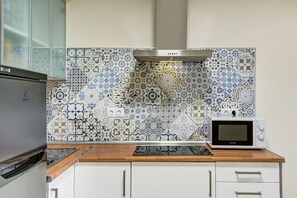 Kjøleskap, mikrobølgeovn, kokeplater og kaffetrakter/tekoker