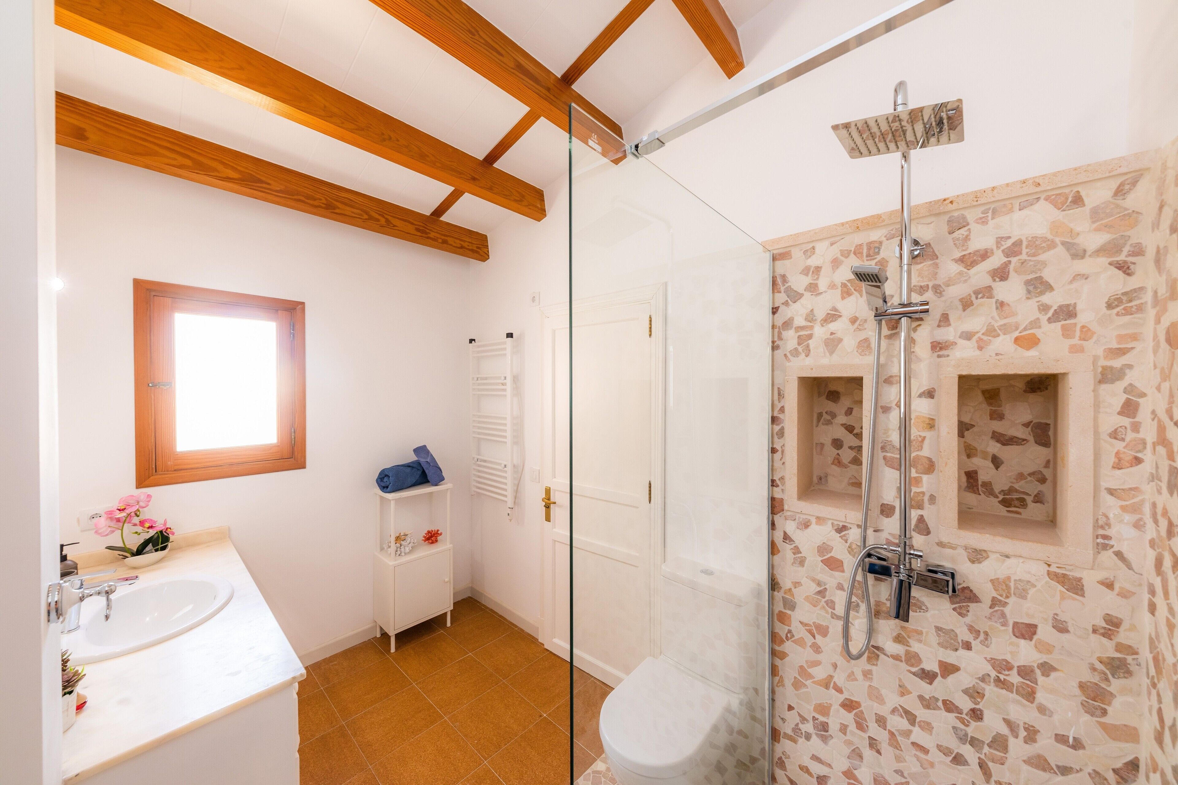 Douche, sèche-cheveux, serviettes fournies