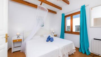 3 bedrooms, iron/ironing board, free WiFi, bed sheets