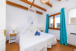 3 slaapkamers, een strijkplank/strijkijzer, gratis wifi, beddengoed