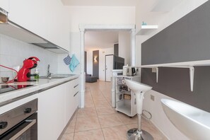 Frigorifero, forno, piano cottura, lavastoviglie