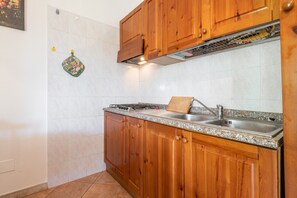 Fridge, oven, stovetop, coffee/tea maker - Holiday Home "Nicoletta" with Garden, Air Conditioning & Barbecue (Villasimius)