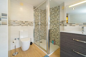 Shower, towels - Holiday Home Casa Camila with Shared Pool, Private Terrace, A/C and Wi-Fi (alfaz del pi)