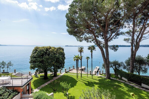 Property grounds - Holiday Home "Jessika" on the Lake with Shared Garden and Wi-Fi (Gardone Riviera)