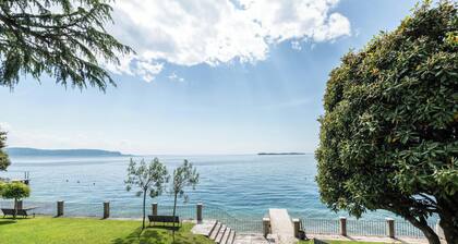 Holiday Home "Jessika" on the Lake with Shared Garden and Wi-Fi