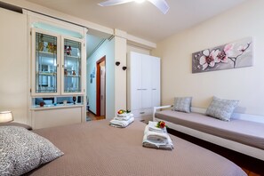 1 bedroom, iron/ironing board, free WiFi, bed sheets - Holiday Home "Jessika" on the Lake with Shared Garden and Wi-Fi (Gardone Riviera)