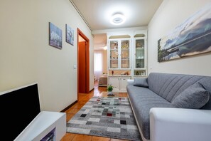 TV, DVD player - Holiday Home "Jessika" on the Lake with Shared Garden and Wi-Fi (Gardone Riviera)