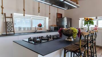 Fridge, microwave, oven, stovetop