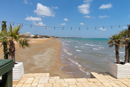 ビーチの近く. Apartment near the sea with open terrace and balcony