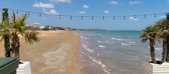 Apartamento cerca del mar con terraza abierta y balcón