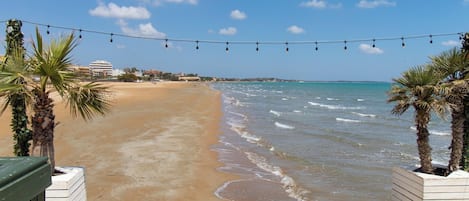 Una spiaggia nelle vicinanze